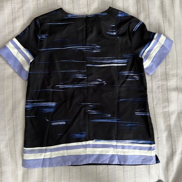 Navy and light blue watercolor striped silk top banana republic - Picture 2 of 3